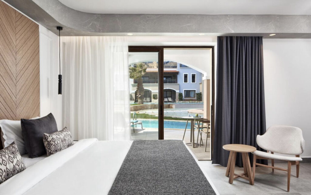 10 resorts in Greece with a swim up room! - Find Your Resort